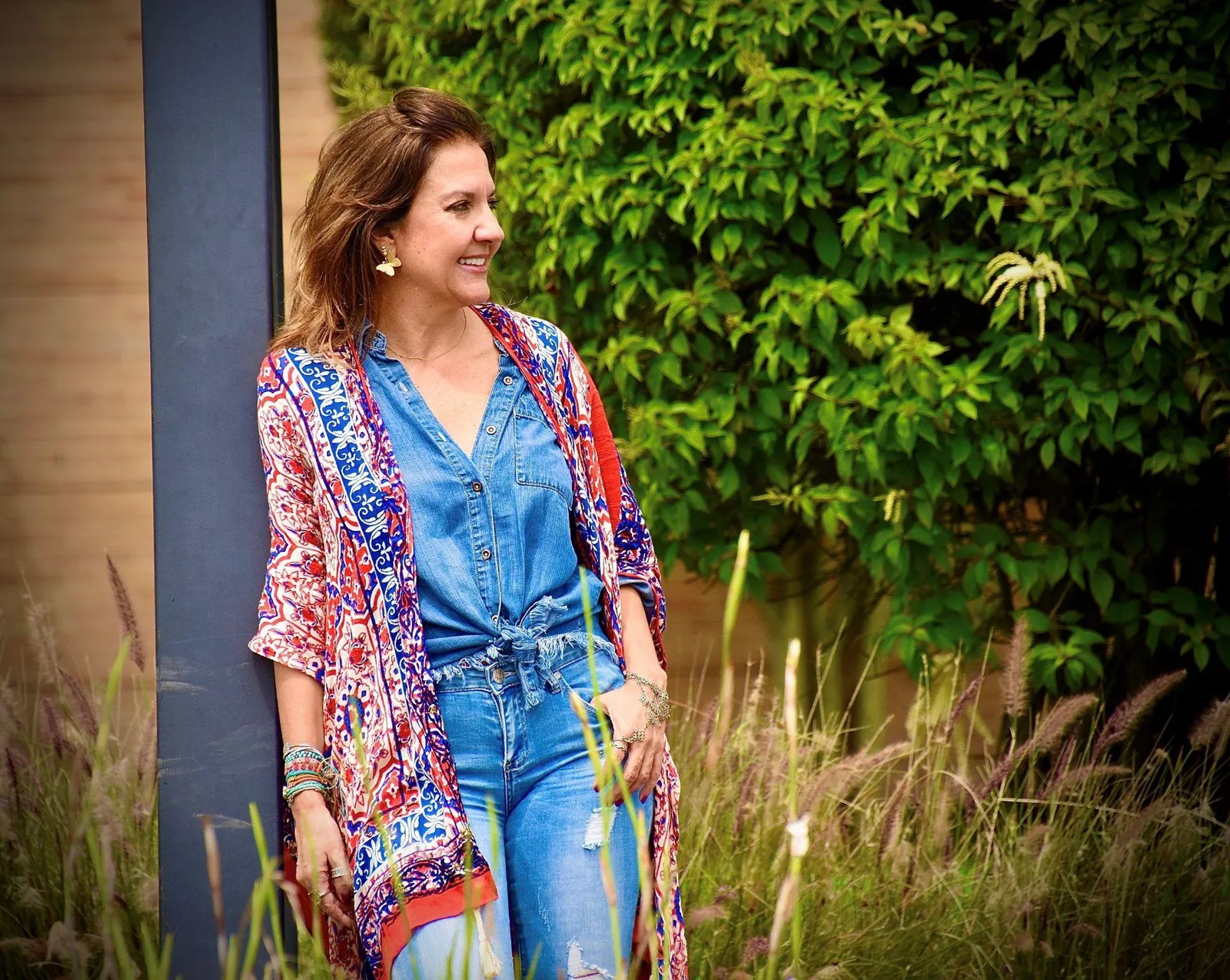 Adriana Cruz en un jardín