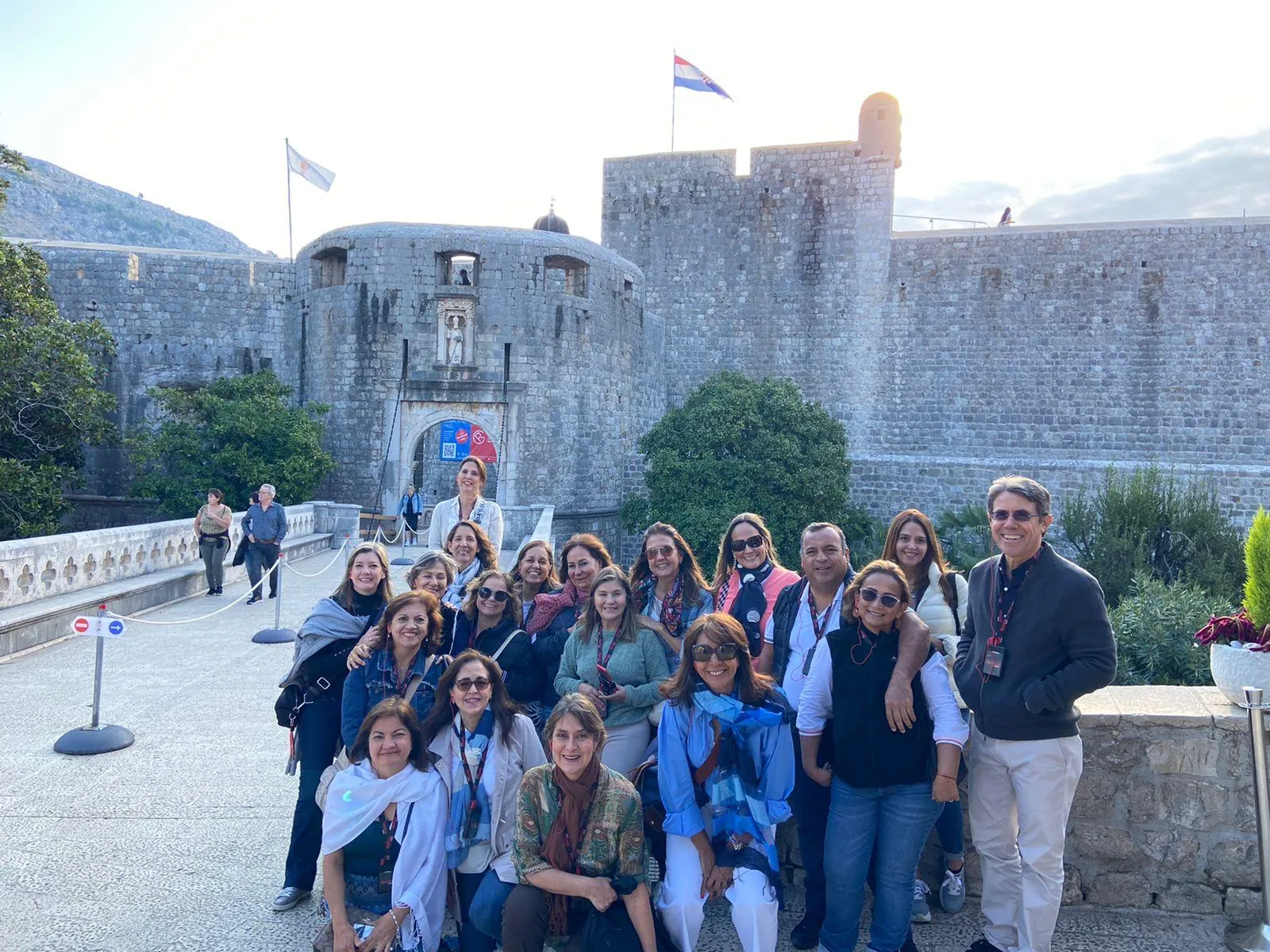 Grupo de Voalá en las murallas de Dubrovnik