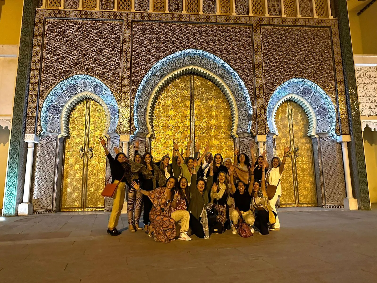 Grupo de viajeras frente a las puertas doradas de Fez